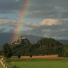 Ein Regenbogen, die sogenannte Himmelsleiter, streift die Burg Hochosterswitz.