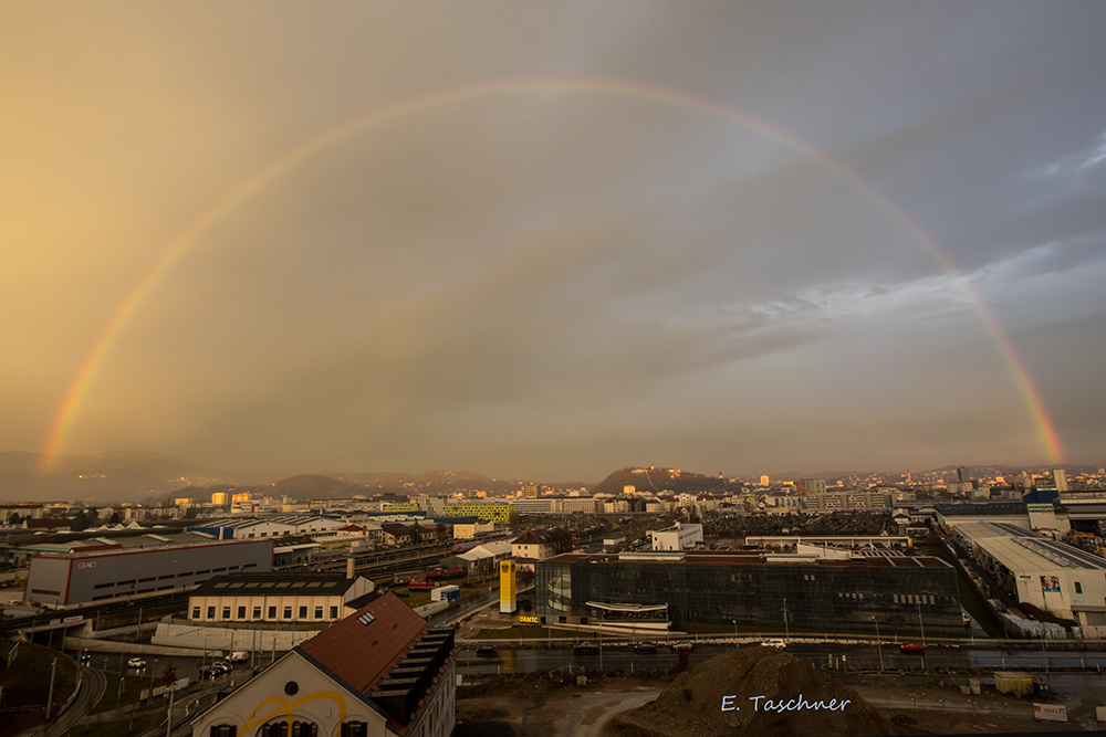 ein Regenbogen im Dezember - fröhliche Weihnachten