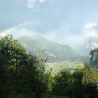 Ein Regenbogen spannt sich über das Tal