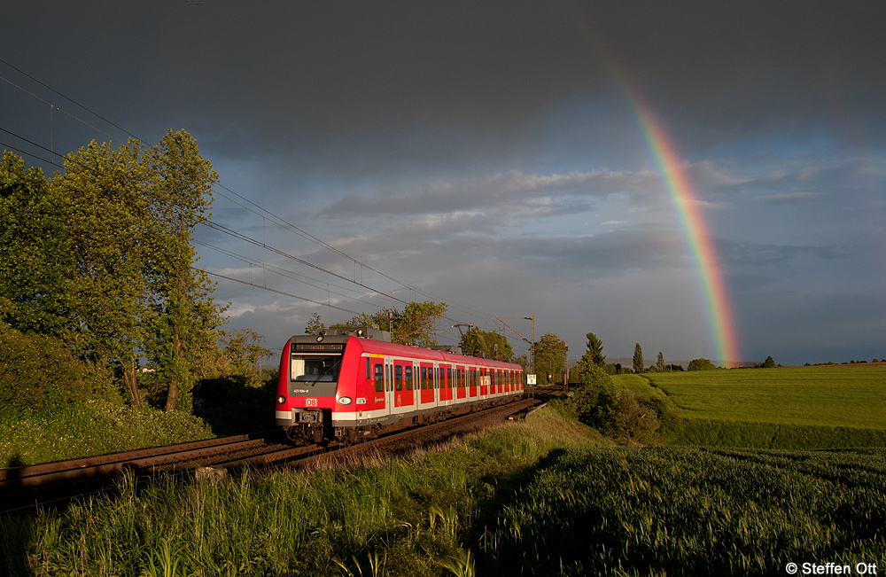 Ein Regenbogen über der Main-Weser-Bahn