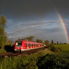 Ein Regenbogen über der Main-Weser-Bahn