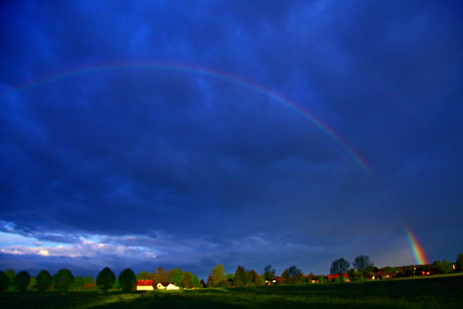 Ein Regenbogen überspannt den westlichen Himmel