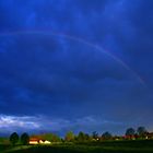 Ein Regenbogen überspannt den westlichen Himmel