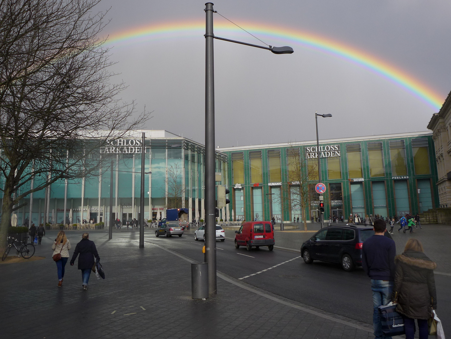 Ein Regenbogen zwischen Schlosscarree und Schlossarkaden