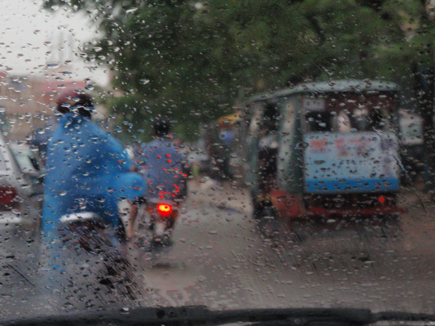 ein regenguss in phnom penh, cambodia 2010