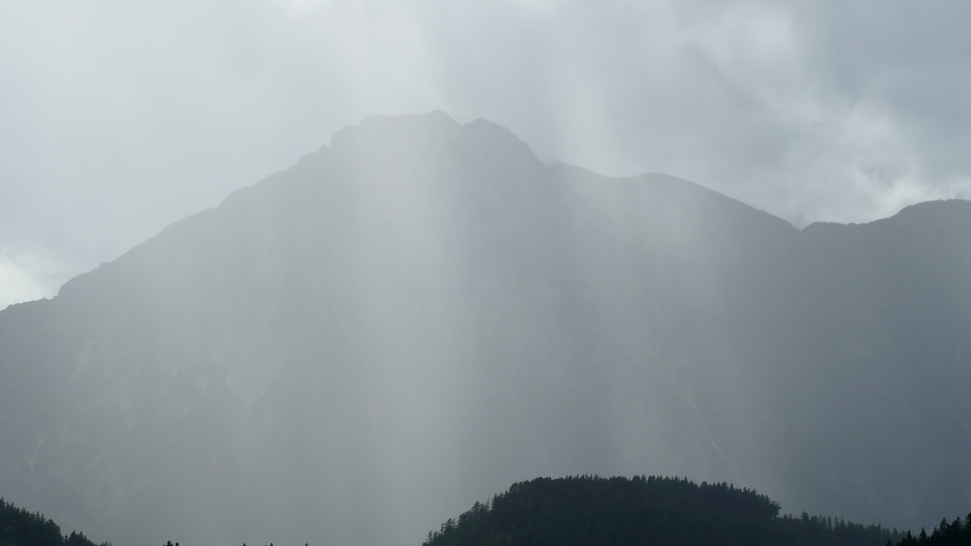 Ein Regenschauer in Altaussee