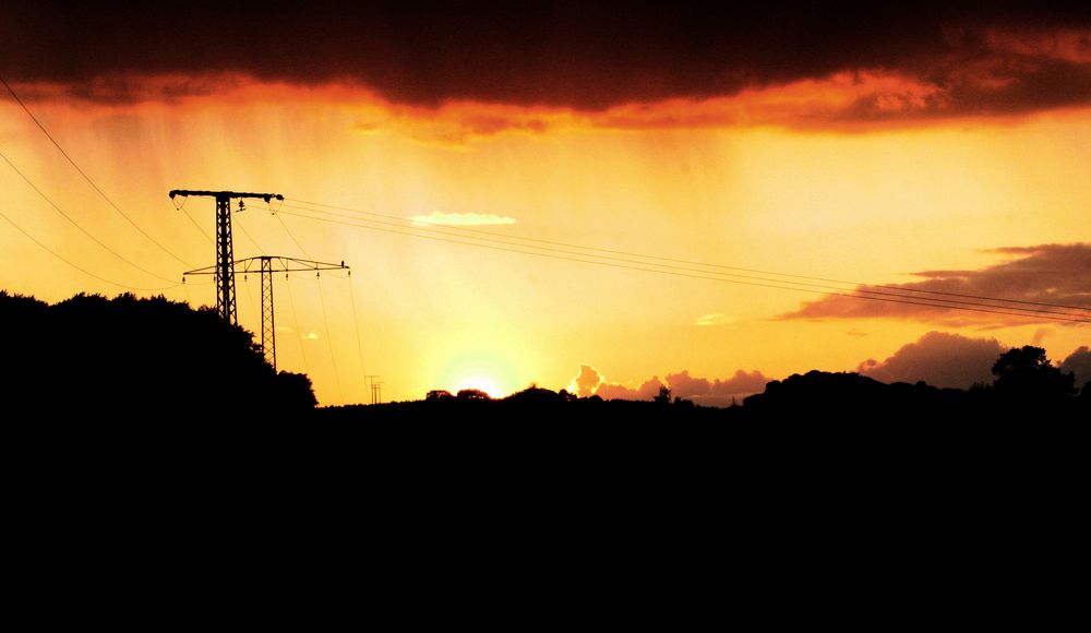 ein regenschleier verfolgt die sonne