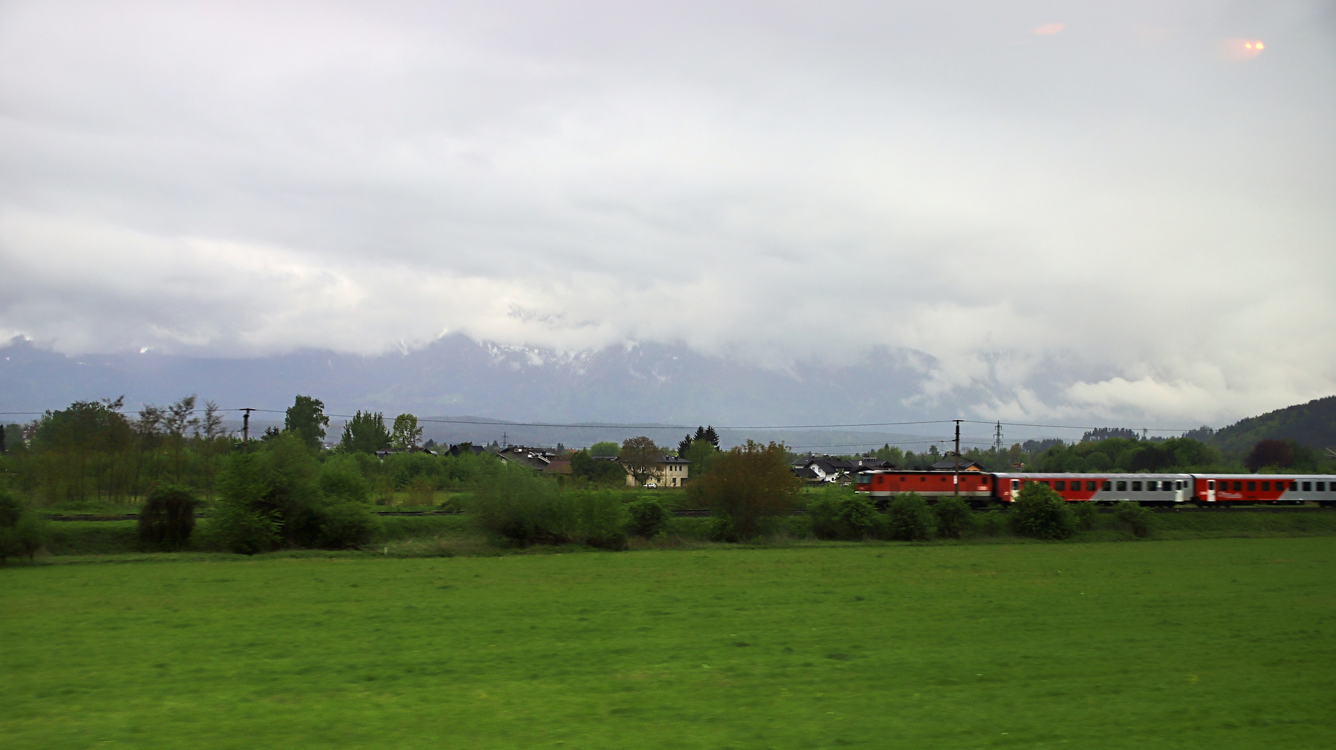 Ein Regionalzug der ÖBB (Östereichische Bundesbahn )