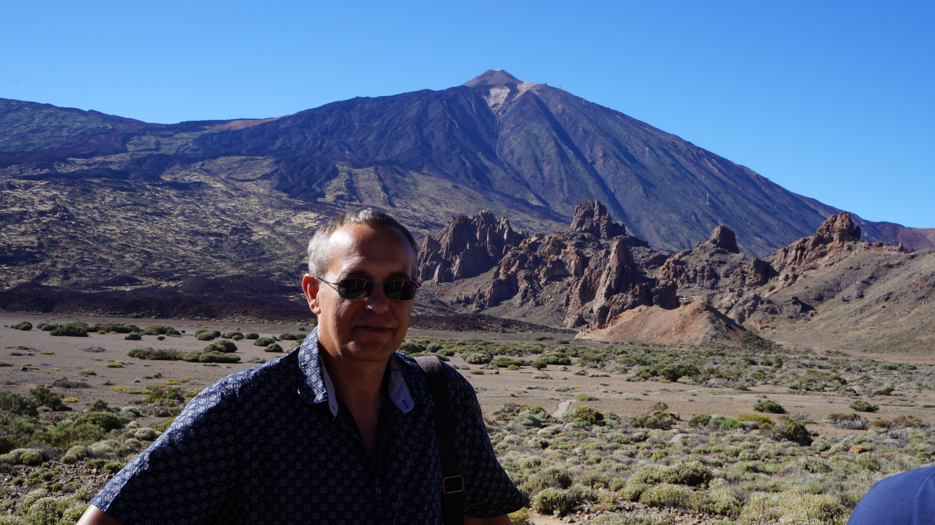 Ein Reisender vor dem Vulkan Teide