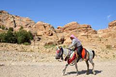 Ein Reiter zeigt in Petra sein Können