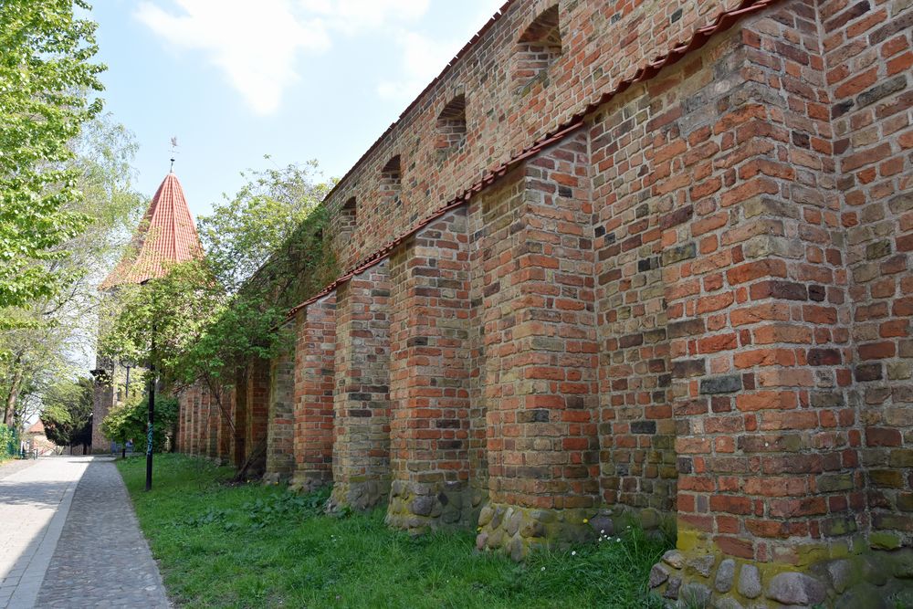 Ein Rest der Rostocker Stadtmauer mit dem Lagebuschturm