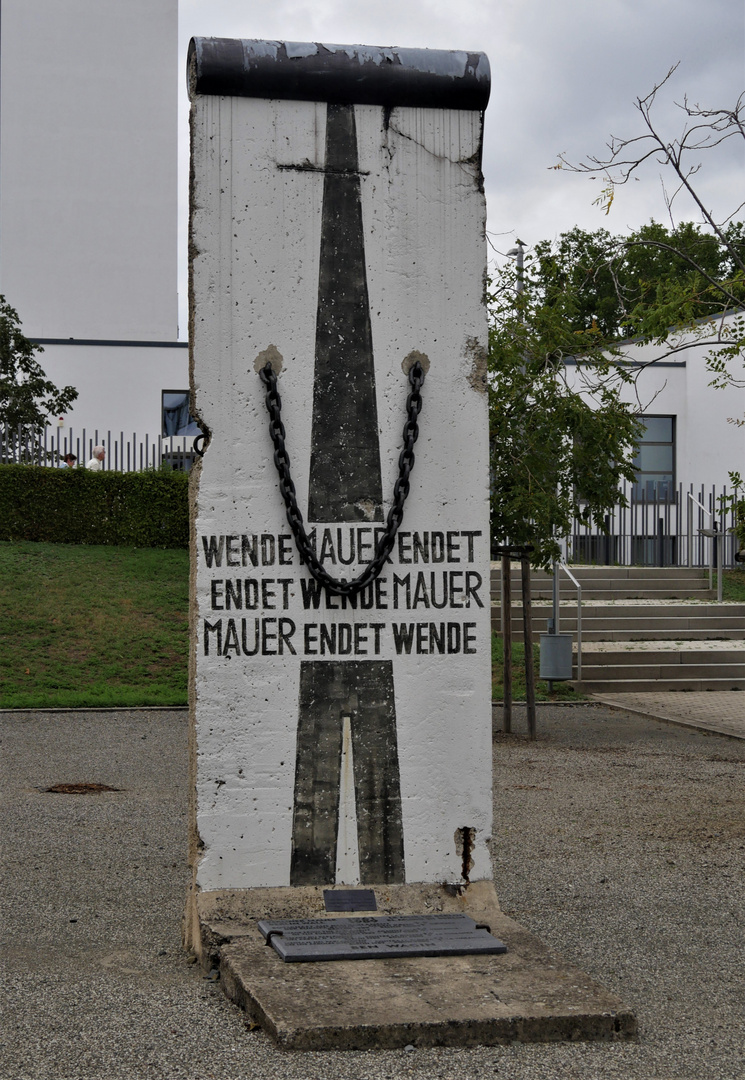 - ein Reststück der " Berliner Mauer "