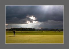 Ein richtiger Golfer spielt bei jedem Wetter
