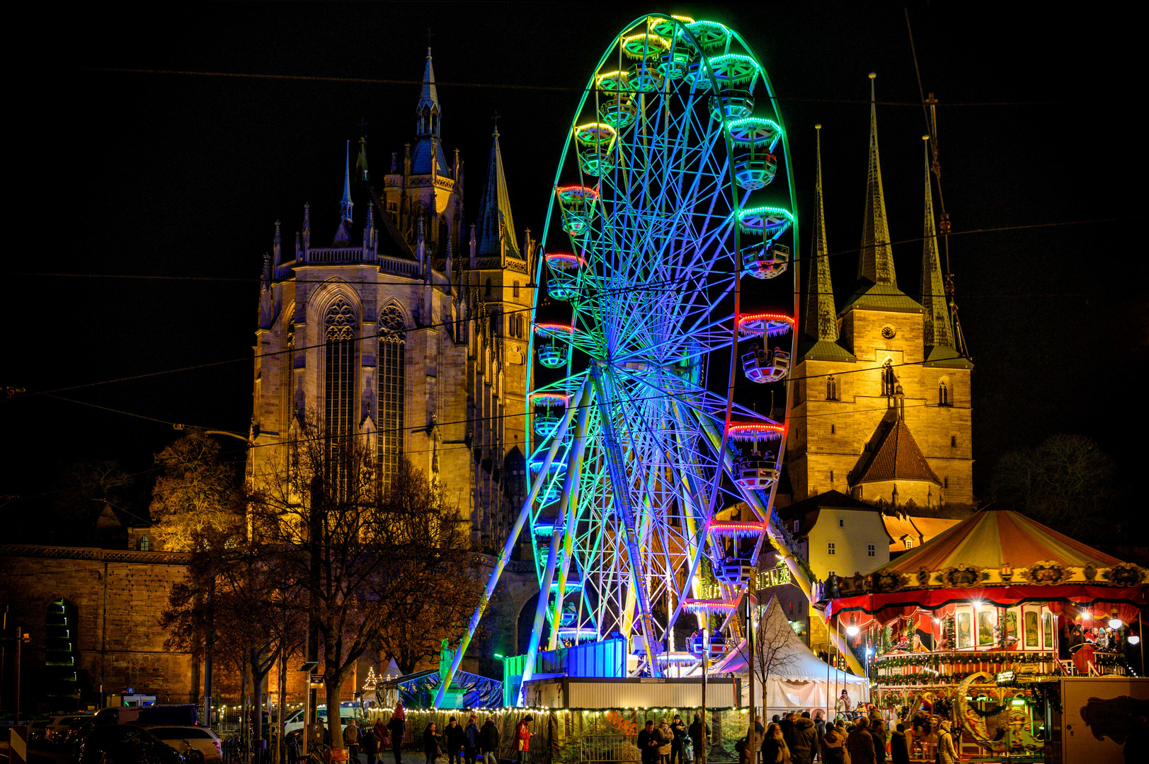 Ein Riesenrad vor dem Dom und St.Severi