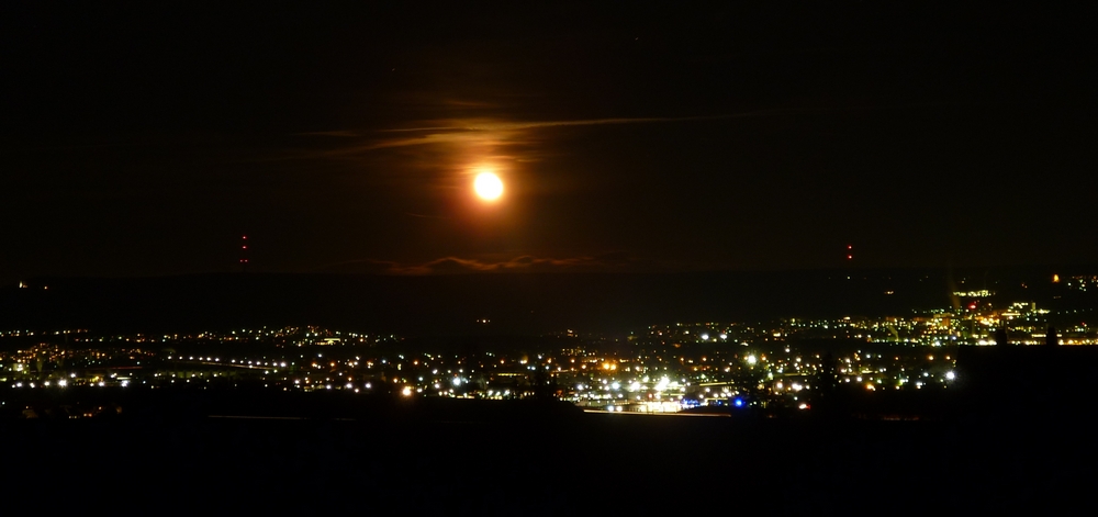 Ein riesiger Mond über Göttingen 24.11.10