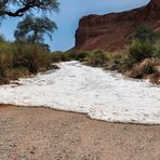 Ein Rivier in der Namib beginnt zu laufen