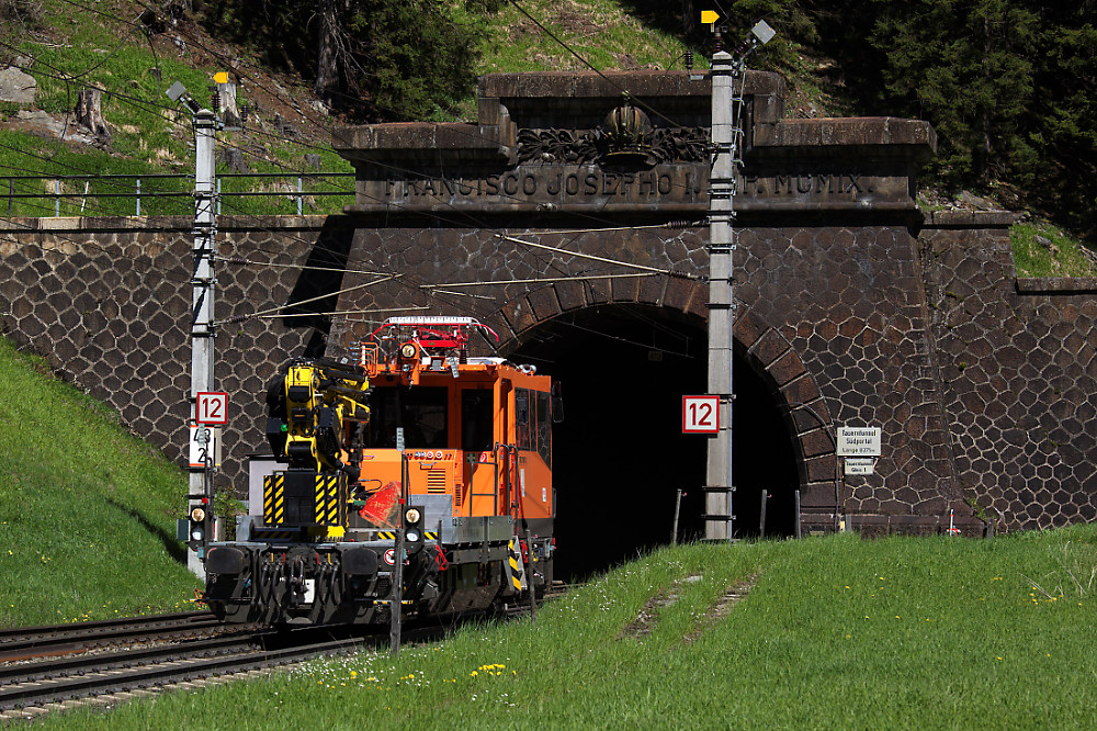 Ein Robel Gleiskraftwagen auf der Fahrt nach Mallnitz