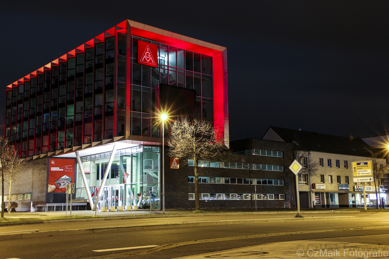 Ein rot beleuchtetes Gebäude