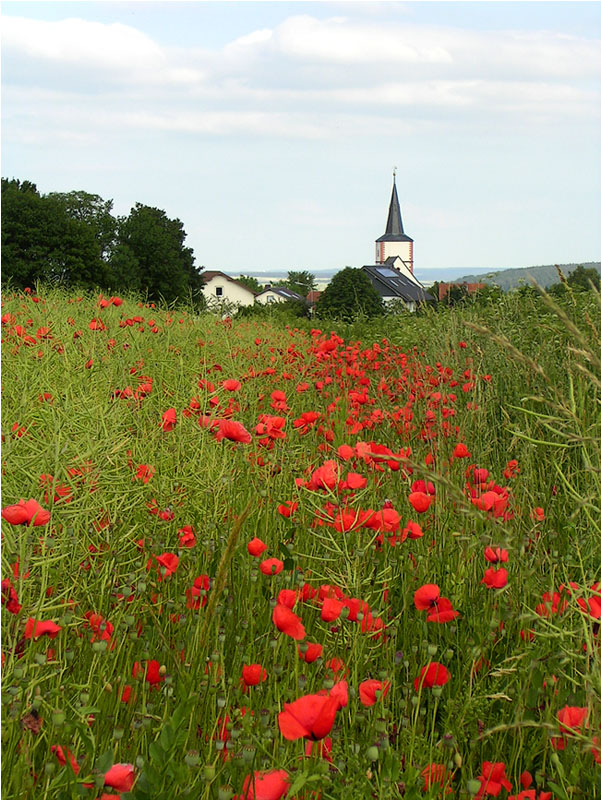 Ein roter Blick zur Kirche