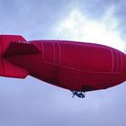 Ein roter Blimp über Köln