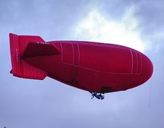 Ein roter Blimp über Köln