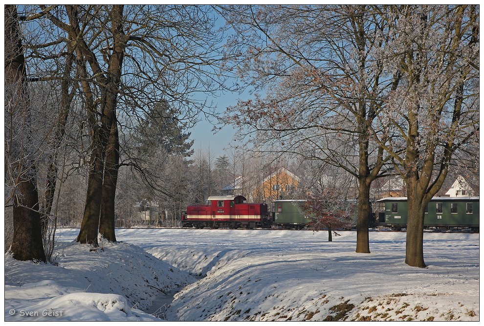 Ein „roter Brummer“ im verschneiten Mügelner Stadtpark