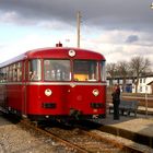 Ein roter Brummer wartet auf Fahrgäste