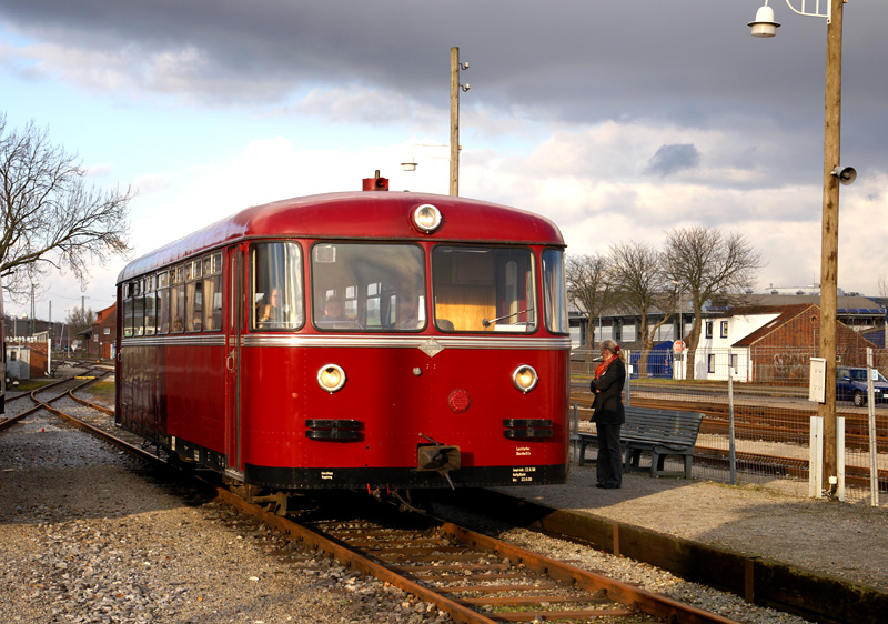 Ein roter Brummer wartet auf Fahrgäste