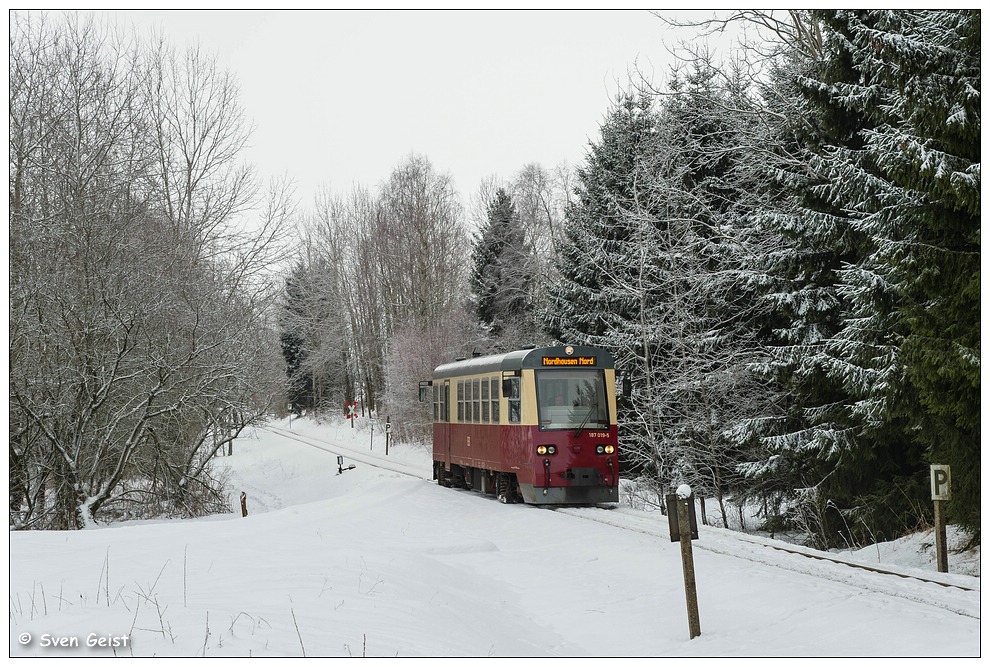 Ein roter Farbtupfer im Schnee vor Stiege (1)