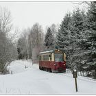 Ein roter Farbtupfer im Schnee vor Stiege (1)