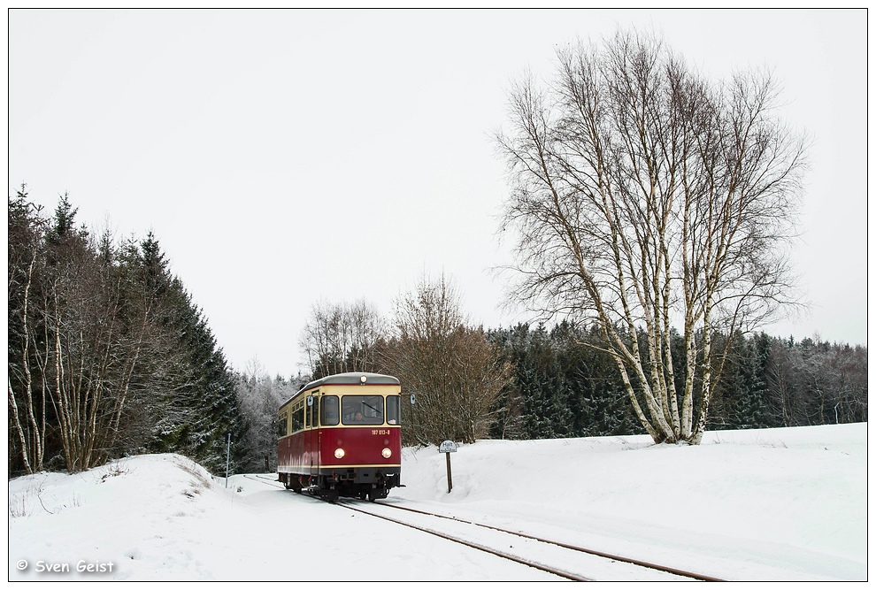 Ein roter Farbtupfer im Schnee vor Stiege (2)