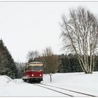 Ein roter Farbtupfer im Schnee vor Stiege (2)