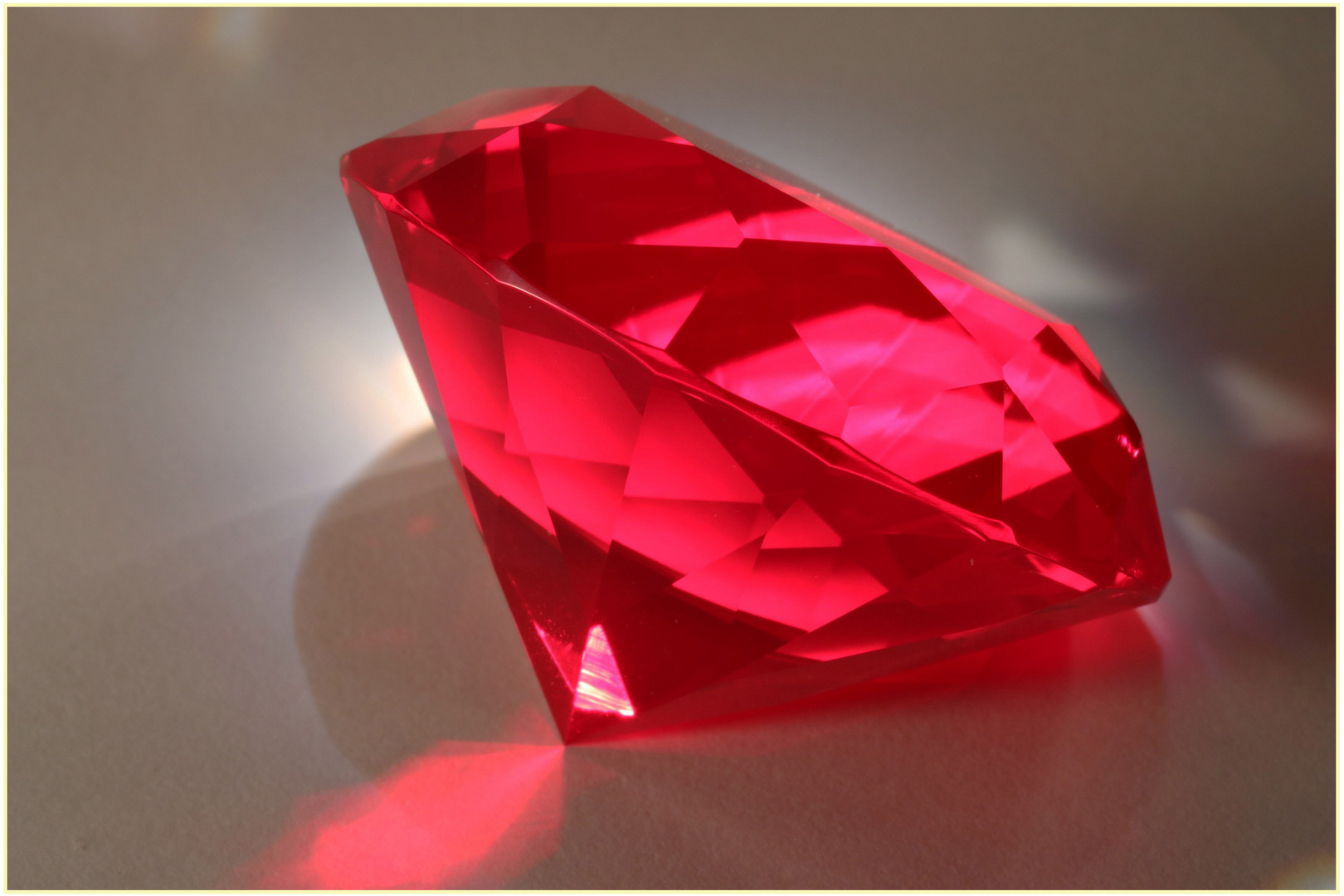 Ein roter Glasdiamant als Brennglas