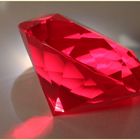 Ein roter Glasdiamant als Brennglas