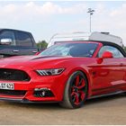 Ein roter Mustang