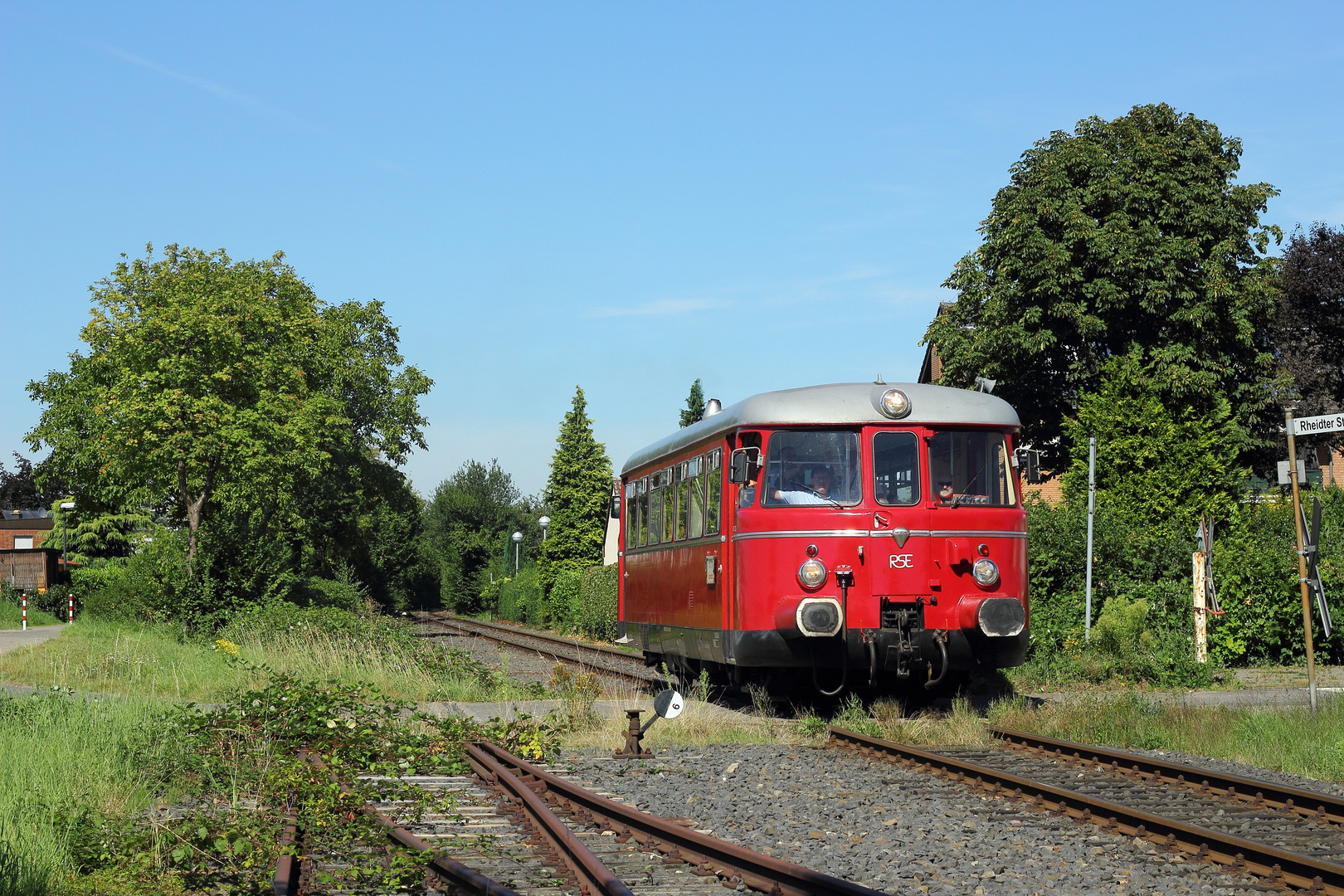 Ein roter Schienenbus auf der Industriebahn