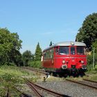 Ein roter Schienenbus auf der Industriebahn