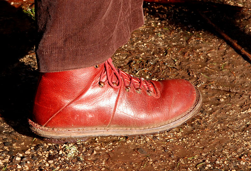 Ein roter Stiefel auf "Wegen, Pfaden und Straßen"