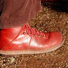 Ein roter Stiefel auf "Wegen, Pfaden und Straßen"