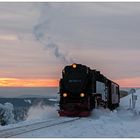 Ein roter Streifen am Horizont auf dem Brocken