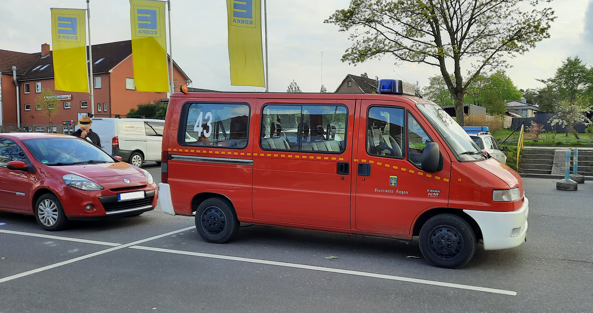 ein roter Transporter 