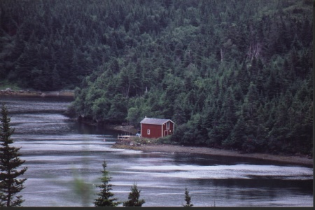 Ein rotes Haus am Wasser