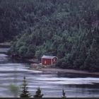 Ein rotes Haus am Wasser