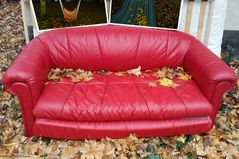 Ein rotes Sofa im Herbst