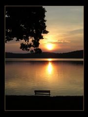 Ein ruhiger Sonnenuntergang am See