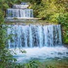 Ein sauberer Gebirgsfluss strömt in Kaskaden zu Tal