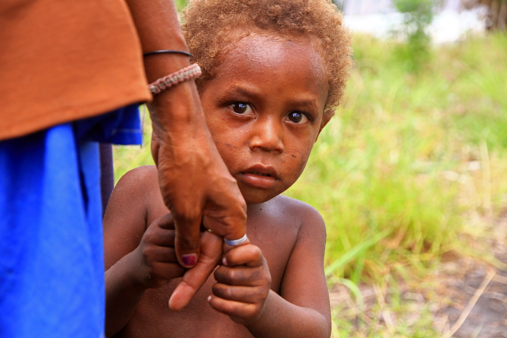 Ein scheuer Blick auf den Fremden, New Britain, Papua Neuguinea 