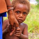 Ein scheuer Blick auf den Fremden, New Britain, Papua Neuguinea 