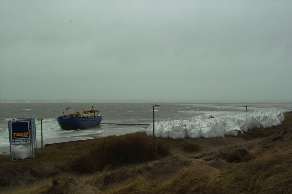 ein schiff am Strand