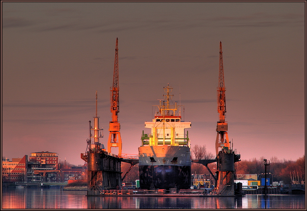 Ein Schiff auf dem Trockenen im Abendrot